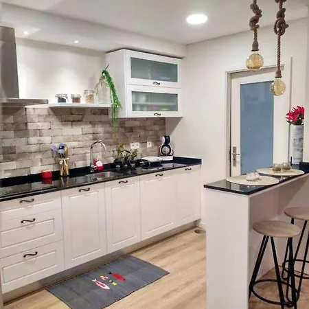 With 2 Bedrooms In With Wifi Apartment